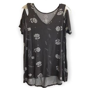 24/7 Maurices grey and white floral blouse